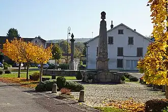 La place avec la fontaine et le monument aux morts.