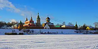 Monastère depuis le fleuve.