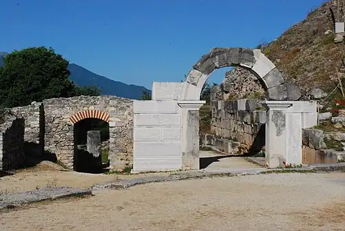 Deux piliers massifs reliés par un mur percé d'une porte
