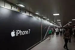 Affiche noir avec écrit en gros en blanc iPhone 7.