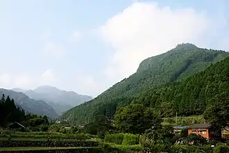 Vue du mont Kubote (à droite) et du :mont Inugadake&nbsp;(ja) (en arrière gauche) depuis Kubote, ville de Buzen.