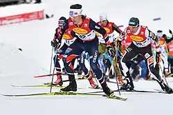 Un groupe de fondeurs dans une montée.