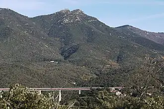 Le puig de Sant Cristau et l'autoroute A9.