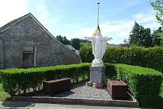 Statue du Sacré-Cœur près de l'église.