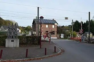À gauche, monument évoquant le Comblain Jazz Festival.
