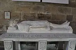 Photographie d'un gisant de granite.