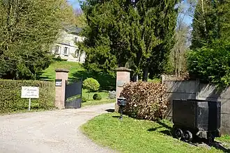Portail avec barrière et wagonnet de mine.