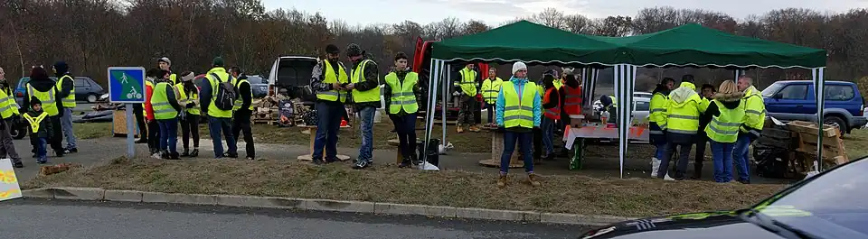 Rassemblement de Gilets jaunes sur un carrefour à Menoncourt.