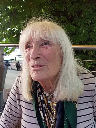 Photo en couleurs d'une femme à cheveux longs et gris