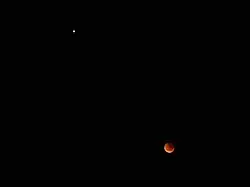 Éclipse et Mars vues de Chelsea (banlieue de Melbourne), Australie à 5&nbsp;h&nbsp;48&nbsp;AEST (UTC+10).