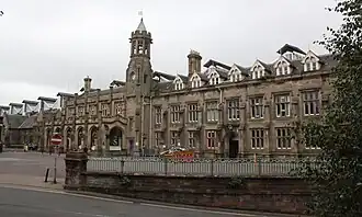 Gare de Carlisle&nbsp;(en)&nbsp;– frontière entre l'Angleterre et l'Écosse (au Royaume-Uni).