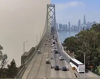 Le pont de la baie de San Francisco, en Californie. La photo à gauche a été prise le 16 novembre 2018 et celle à droite le 14 octobre 2018.