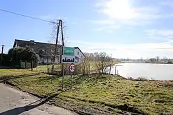 photos du panneau à l'entrée du village