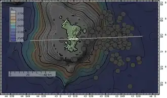 Carte topographique et bathymétrique de Mayotte avec l'essaim de séismes de 2018-2019 indiquant la position du Fani Maoré à l'endroit de la plus grande concentration des épicentres ; la ligne correspond à la coupe topographique.