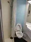Sanitaires équipés d'une douche, d'un WC et d'un lavabo.