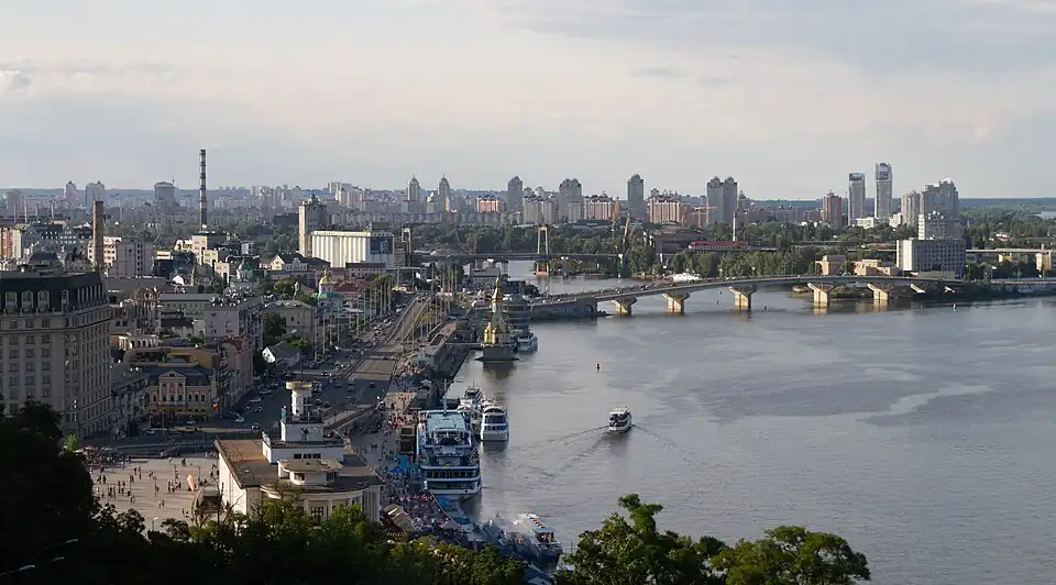Centre de Kiev avec ses îles sur le Dniepr et la place de la poste à gauche.