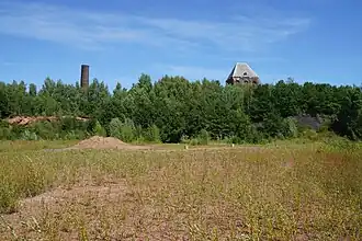 La tour et la cheminée vus depuis le terril.
