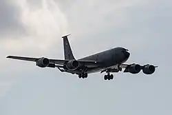 avion quadriréacteur en vol.