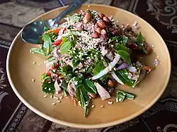 Yam bai cha, salade thaïlandaise épicée à base de jeunes pousses de thé, préparée ici avec du thon.