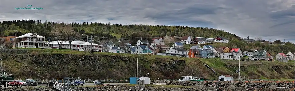 Cap-Chat à l'ouest de l'église.