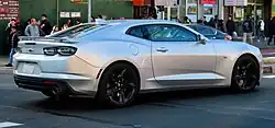 Vue arrière d'un coupé Camaro 2SS argent