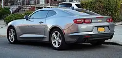 Vue arrière d'un coupé Camaro de base gris