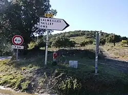 Panneau au col de Llauro indiquant la route D13 en direction d'Oms, Taillet et Calmeilles.