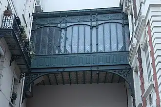 Passerelle entre deux immeubles au no&nbsp;7.