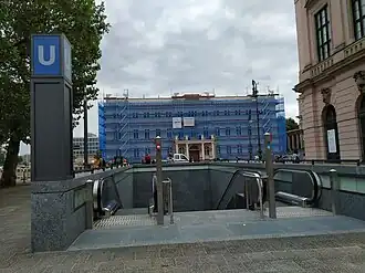 Une bouche d'accès à la station.