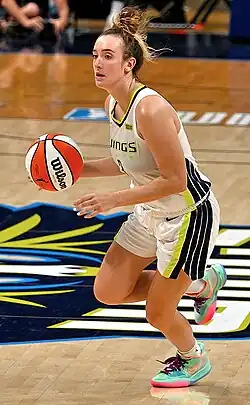 Marina Mabrey sous le maillot des Wings.