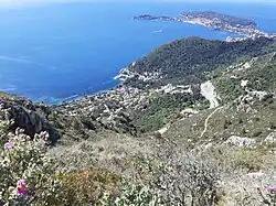 Vue sur la Basse et la Moyenne Corniche à Èze-sur-Mer.