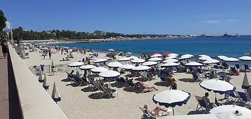 Vue sur la plage publique Zamenhof (dite aussi « plage des Gabres ») sur la Croisette.