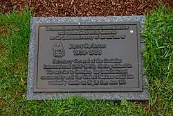 Photo agrandie d'une pierre commémorative grise avec des inscriptions.