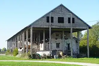 Le hangar en béton édifié sur l'ancienne ferme en pierre (depuis l'est).