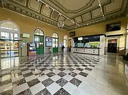 L'intérieur du bâtiment voyageurs.