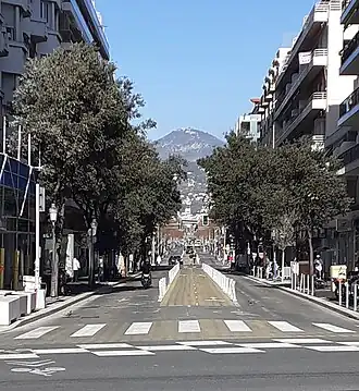 Le Fort au sommet du mont Chauve dans l'axe du boulevard Gambetta et vu de la promenade des Anglais à Nice.