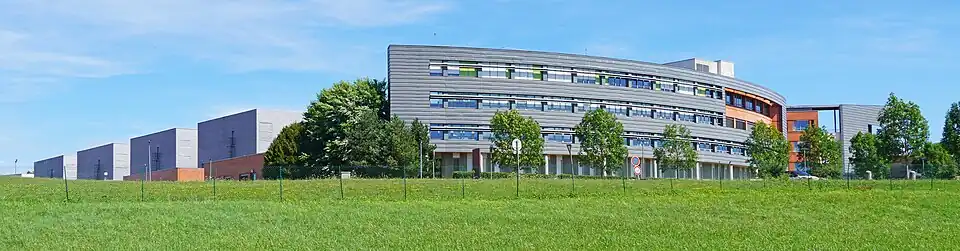 Les « cubes » du plateau technique sur la gauche et le bâtiment courbé de l'hôpital de jour et chimiothérapie à droite.
