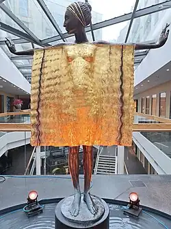 Sculpture en bronze représentant une femme vêtue d'un pan de tissu.