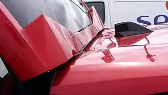 Détail des « oreilles de chat » sur un hayon ouvert d'un modèle de couleur « Rouge Elixir ».