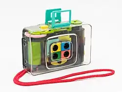 Appareil LOMO, plus coloré, doté de quatre objectifs.