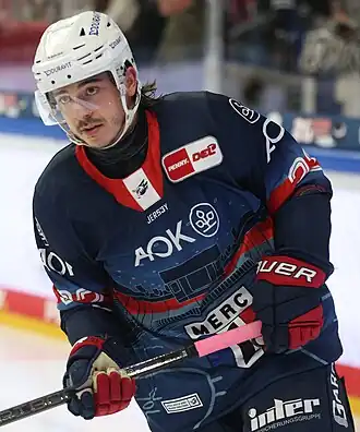 Photographie couleur d'un joueur de hockey sur glace