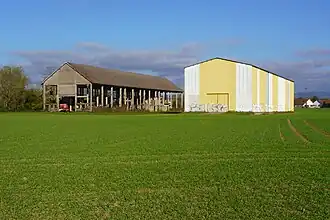 Les deux hangars agricoles Bellefleur (vue de l'ouest).