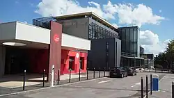 Photo d'un bâtiment noir et rouge du CROUS.