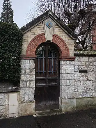 Entrée au no&nbsp;4 vue depuis la rue Casimir-Périer, photographiée en février 2025.