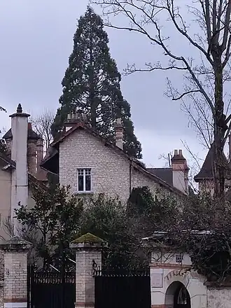 Façade arrière avec le séquoia en arrière-plan, vus depuis le village de la Faisanderie, photographiés en février 2025.