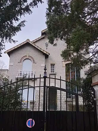 Façade principale vue depuis la rue Casimir-Périer, photographiée en février 2025.