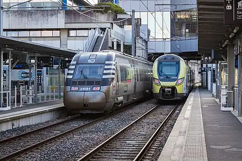 Un Z TER en livrée Bretagne (à gauche sur l'image)