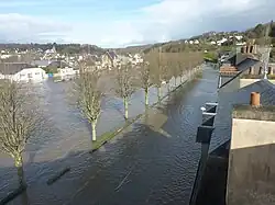 Les inondations du 7 février 2014 à Châteaulin (l'Aulne en crue déborde largement, l'eau recouvrant les quais et inondant le rez-de-chaussée des maisons riveraines) 3
