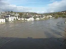 Les inondations du 7 février 2014 à Châteaulin (l'Aulne en crue déborde largement, l'eau recouvrant les quais et inondant le rez-de-chaussée des maisons riveraines) 4