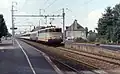 Train Quimper-Paris tiré par une locomotive BB 25228 en gare de Messac-Guipry (21 août 1992).